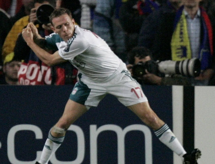 Bellamy vào năm 2007 cầm gậy golf vào phòng định hành hung Riise nhưng thật may chưa có chuyện gì xảy ra. Cựu cầu thủ Liverpool sau đó bị phạt nặng nhưng anh không hề hối cải, sau một pha làm bàn anh ăn mừng theo kiểu đánh golf