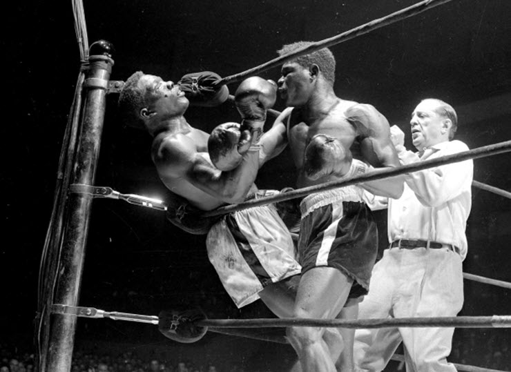 Năm 1962, với sự xích mích cực độ trước trận, Benny 'Kid' Paret không bao giờ tỉnh lại sau khi bị Emile Griffith đánh "hết tay" trên sàn đấu