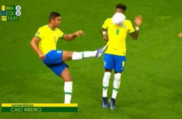 Pha bóng hài hước trong trận đấu giữa Brazil và Colombia