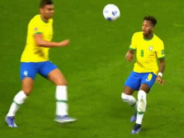 Bóng đá - Fred lại "tấu hài" ở ĐT Brazil, bị sút "vỡ mặt" vì cản đồng đội phá bóng
