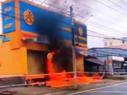 Tin tức trong ngày - Người đàn ông đổ xăng, châm lửa đốt cửa hàng Điện máy xanh
