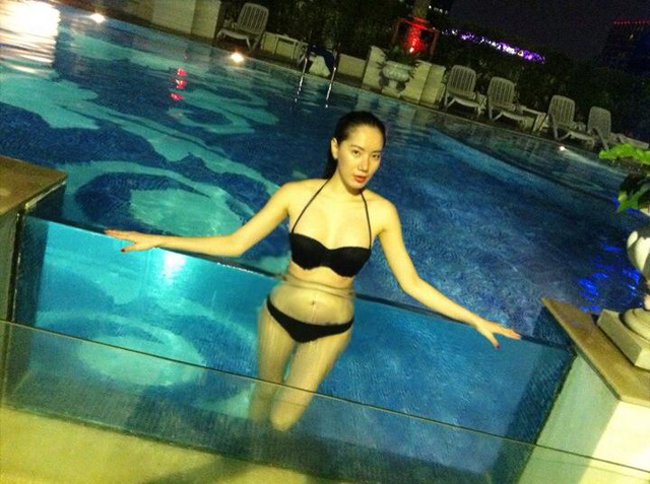 Người đẹp Chung Thục Quyên khoe dáng ở bể bơi lúc tối.
