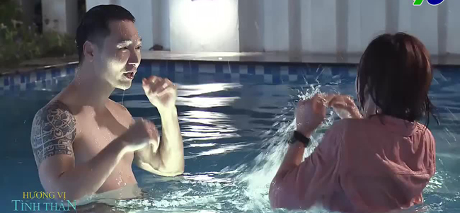 Trong bộ phim "Hương vị tình thân", Phương Oanh cũng có một cảnh quay ướt át ở hồ bơi với Mạnh Trường lúc trời tối.
