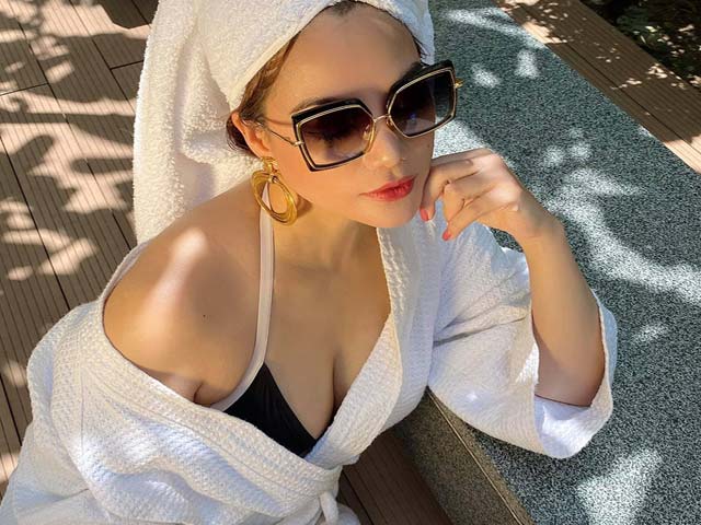 Làm đẹp - "Mỹ nhân làng điện ảnh" bước sang tuổi 45 vẫn gợi cảm lung linh bên tình trẻ