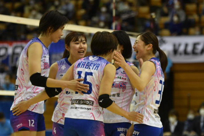 Thanh Thúy cao nổi bật ngay cả với những VĐV Nhật Bản.