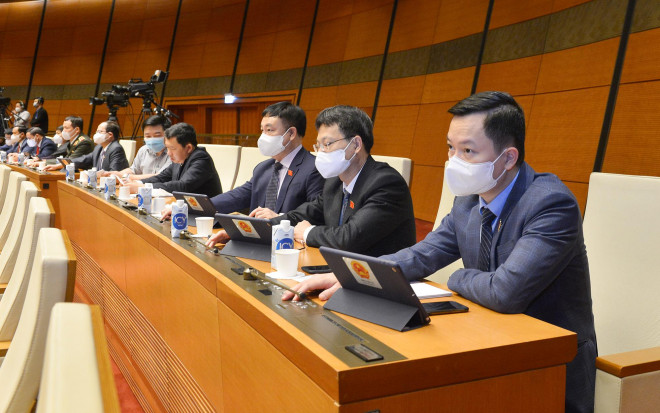 Đại biểu Quốc hội biểu quyết thông qua Nghị quyết về cơ chế đặc thù cho các địa phương - Ảnh: Quochoi.vn