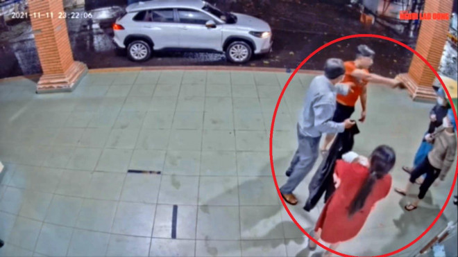 Hình ảnh người đàn ông cầm "vật giống súng" đe dọa nhân viên y tế khi bị nhắc đeo khẩu trang. (cắt từ clip).