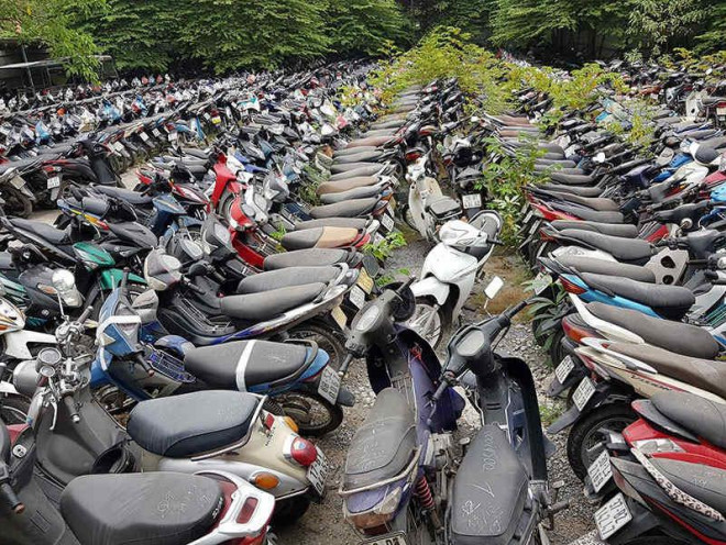 Hà Nội hỗ trợ người dân chuyển đổi xe máy cũ thải bỏ, lấy xe máy mới.