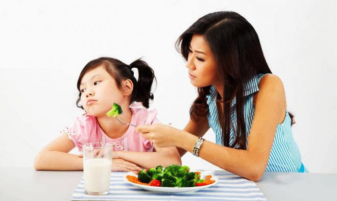 Nhiều bà mẹ nuông chiều con thường thay chúng làm hết mọi việc, Điều này sẽ khiến trẻ trở nên lười nhác, ỷ lại, không biết giá trị của lao động và không biết cách tự lập trong cuộc sống. Ảnh minh họa