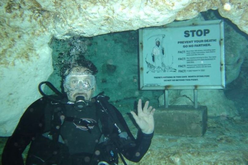 Biển cảnh báo tử thần ở “động không đáy” Jacob's Well (ảnh: Daily Star)