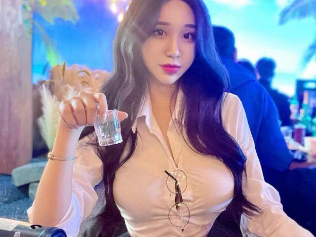 Thời trang - Nữ tiếp viên hàng không Hàn Quốc diện sơ mi phá cách gây chú ý