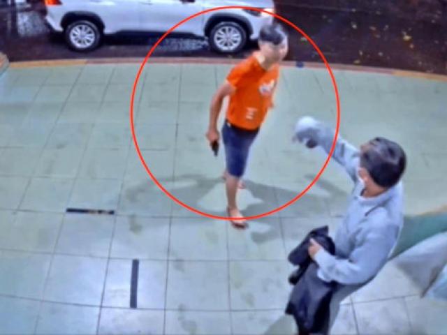 Tin tức trong ngày - Tin tức 24h qua: Bị nhắc đeo khẩu trang, cán bộ công an gí vật giống súng vào nhân viên y tế