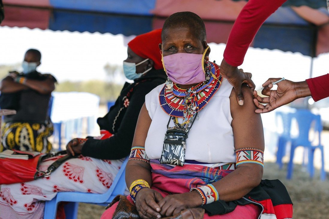 Một phụ nữ được tiêm vắc xin AstraZeneca (Nguồn: SCMP)