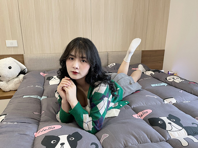 Hot Tiktoker&nbsp;Quỳnh Anh Alee tin tưởng sử dụng gối đệm tại Boss Decor