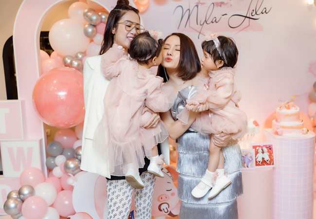 Nữ MC cùng 2 con gái tại tiệc sinh nhật