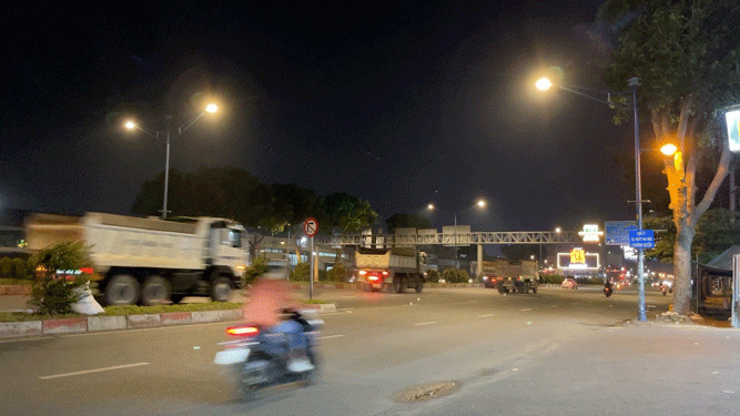 Lúc 21 giờ 45 phút ngày 11-11, đoàn xe ben phóng như bay trên đường Trường Chinh (đoạn qua quận Tân Phú, TP HCM) khiến ai nhìn cũng khiếp vía