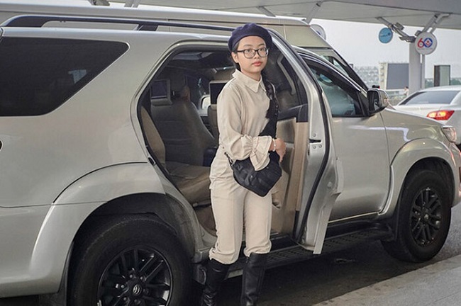 Phương Mỹ Chi được xe đưa đón.
