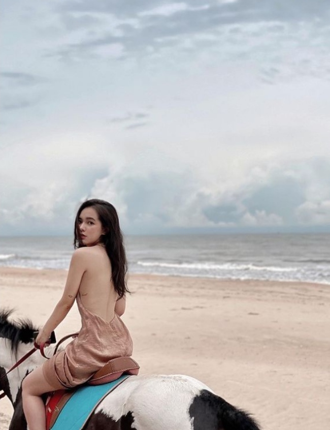 Shoot hình ấn tượng của Thiên Trang khi diện váy lụa hở lưng cưỡi ngựa.
