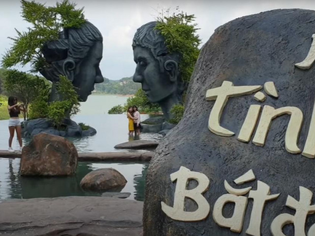 Du lịch - Thêm "Hồ vô cực", Làng đất sét tiếp tục làm mưa làm gió trong lòng du khách