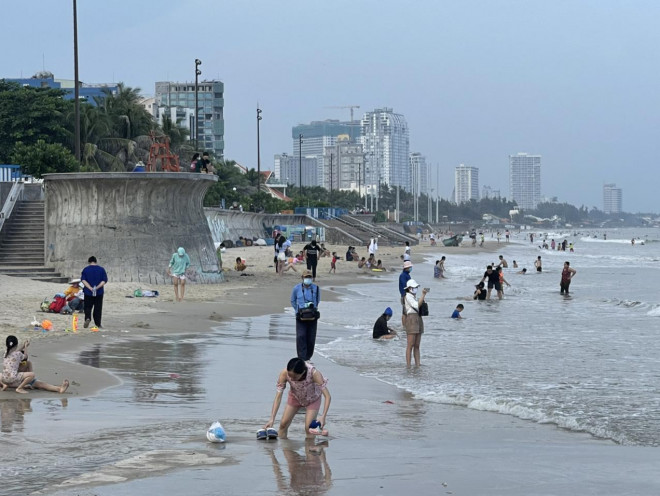 Người dân Bà Rịa- Vũng Tàu tắm biển sau khi tỉnh nới lỏng nhiều hoạt động