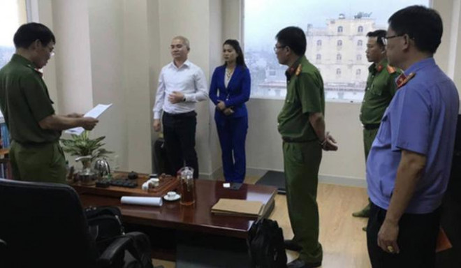 Công an TP HCM đọc lệnh bắt Nguyễn Thái Luyện