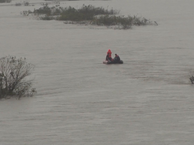 Video - Video: Hàng trăm người đang tìm kiếm bé trai bị cuốn trôi khi bơi qua sông Ba