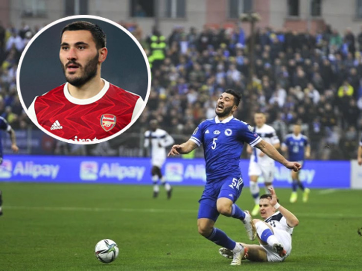 Kolasinac bị đối thủ vào bóng "rợn người"