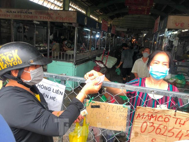 Những dãy số điện thoại được tiếp thị trên rào chắn để khách chọn lựa tiểu thương khi mua hàng.