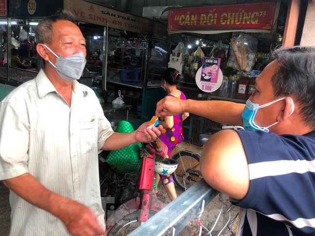Ghi giấy sẵn để tiểu thương lấy hàng