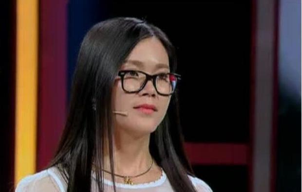 Cô gái tham gia chương trình thẩm định bảo vật.