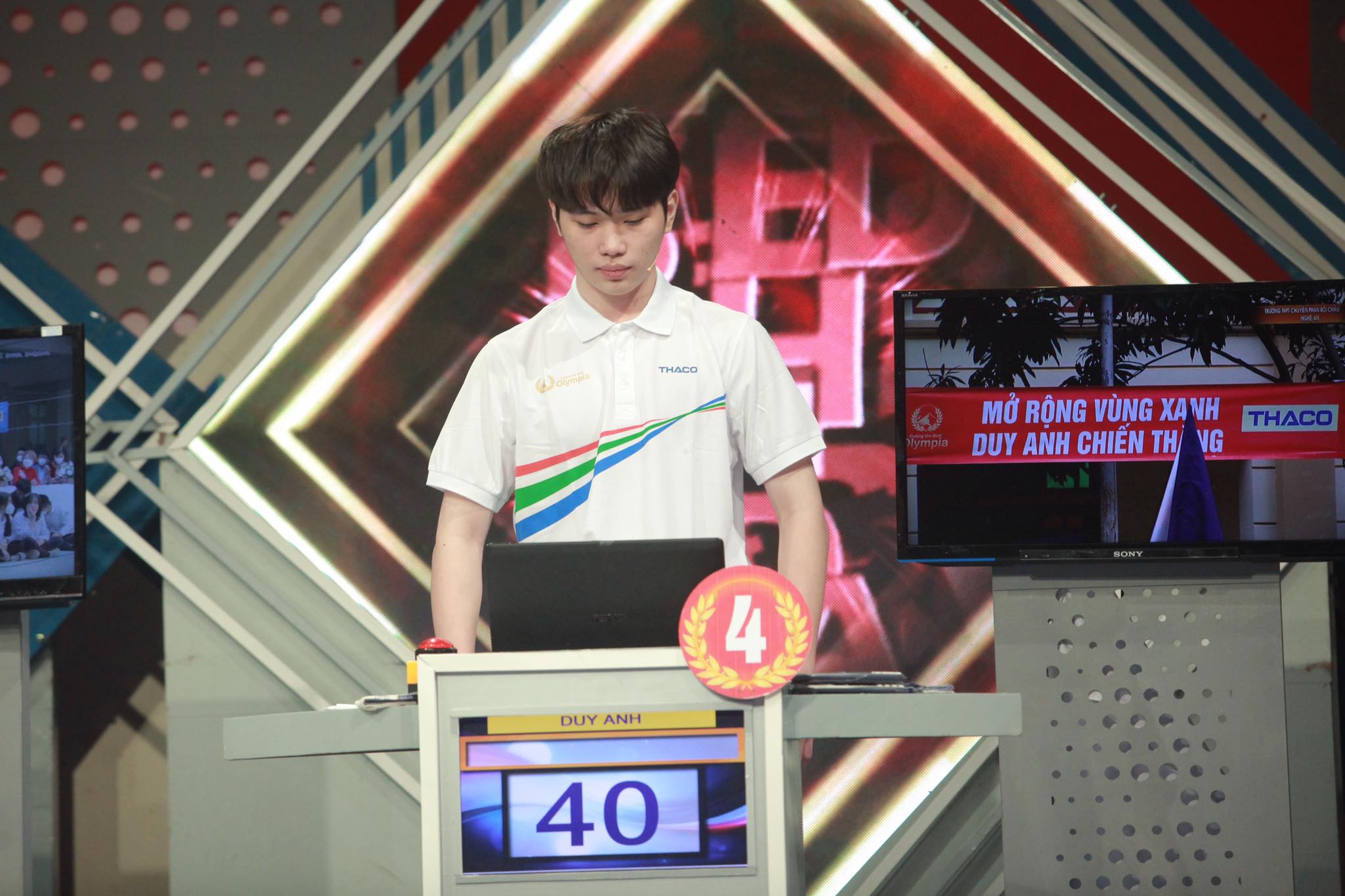 Bốn chàng
trai tranh tài trong trận chung kết Olympia năm thứ 21