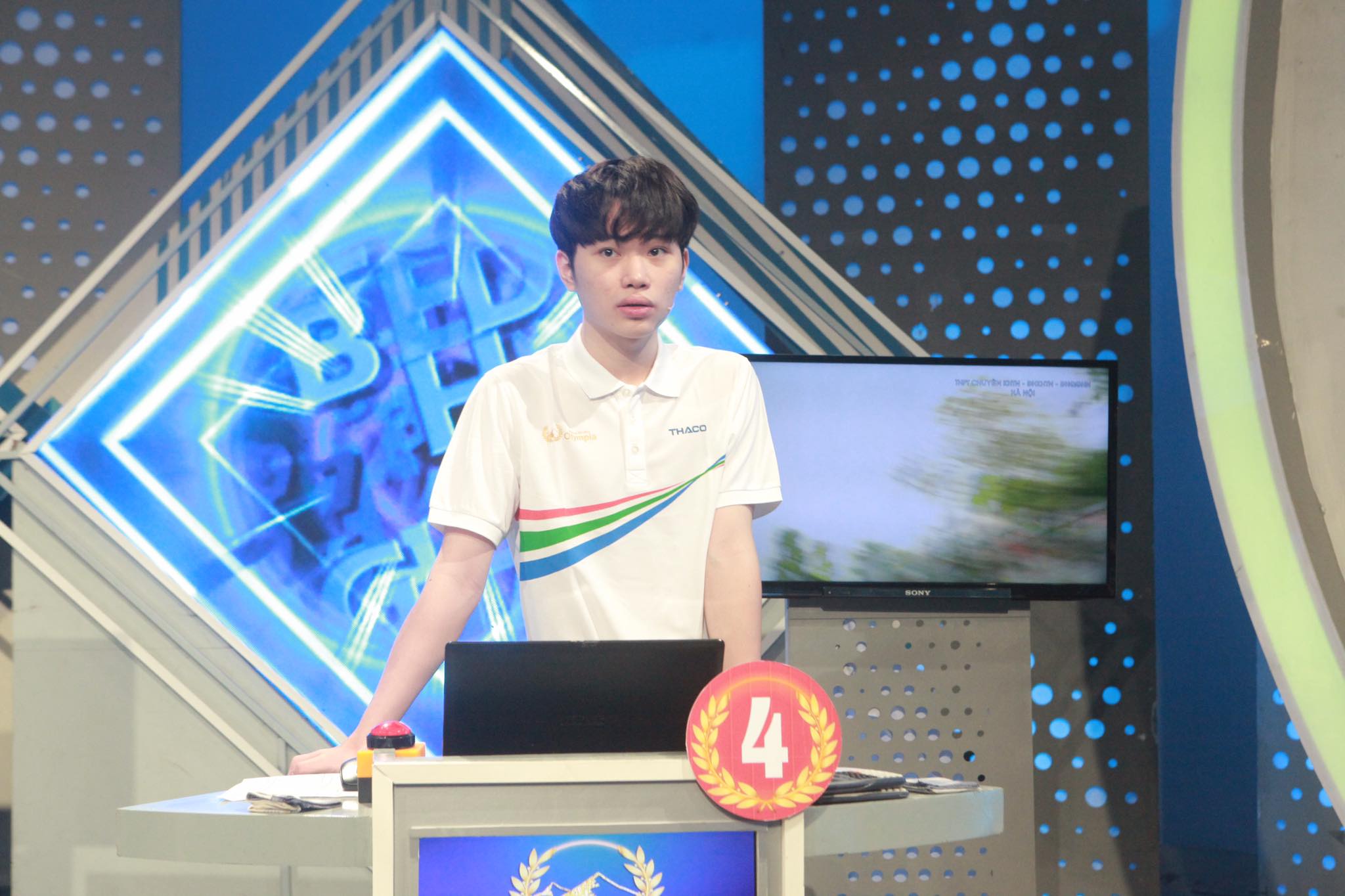 Nguyễn Đình Duy Anh - cậu bạn đến từ
Nghệ An. Duy Anh là yếu tố gây bất ngờ của "Đường lên đỉnh Olympia"
năm thứ 21, với sự bình tĩnh, chắc chắn, cậu bạn vượt qua các đối
thủ, giành tấm vé vàng vào trận chung kết.