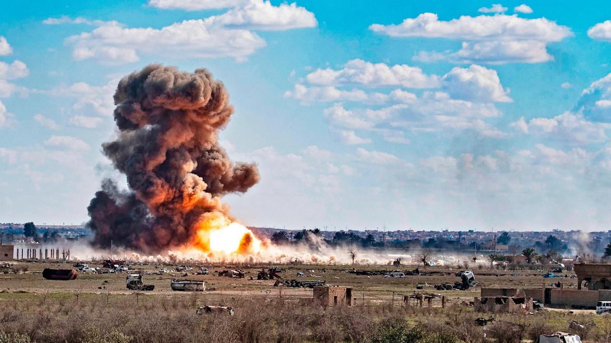 Một vụ nổ&nbsp;bom ở Baghuz, Syria. Ảnh - The Times
