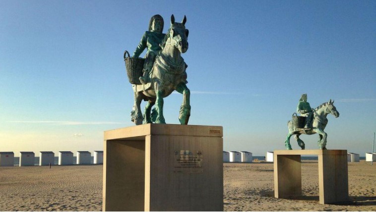 Các bức tượng tôn vinh ngư dân cưỡi ngựa