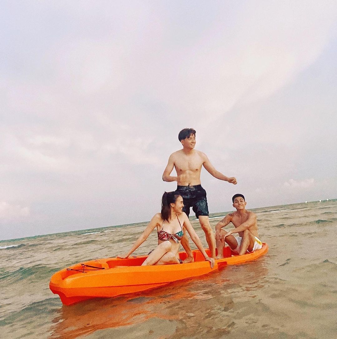 Ninh Dương Lan Ngọc khoe body trong shoot hình trên bãi biển