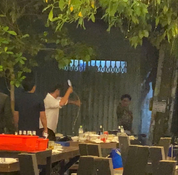 Thanh niên liên tục ném vỏ chai bia về phía đối phương
