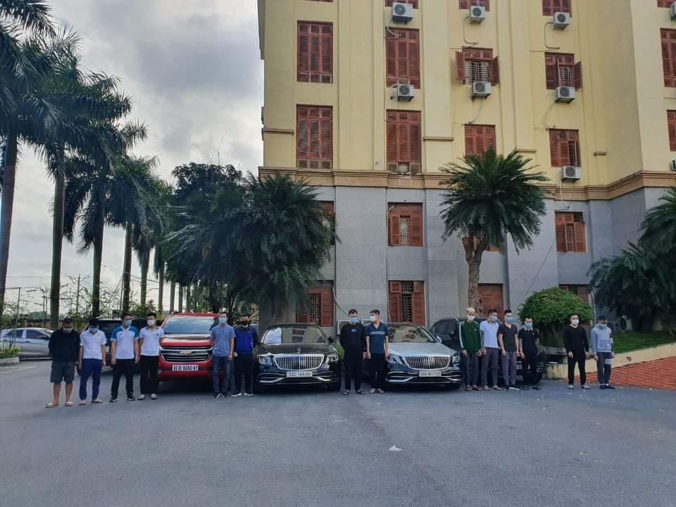 Các đối tượng bị bắt cùng các “xế sang” tại trụ sở công an