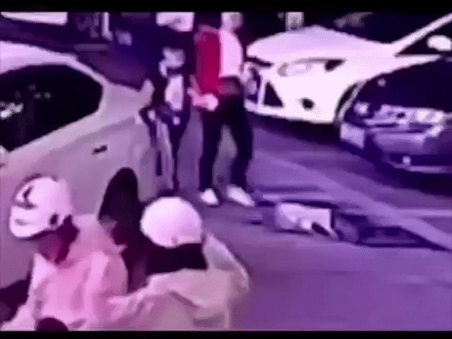 Ô tô - Clip: Bà mẹ nhanh tay cứu thoát con mình khi chiếc ô tô đạp nhầm số lùi