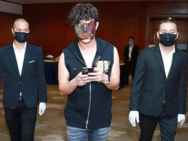 Giải trí - Nathan Lee đeo mặt nạ kín bưng, được cả dàn vệ sĩ hộ tống tại sự kiện