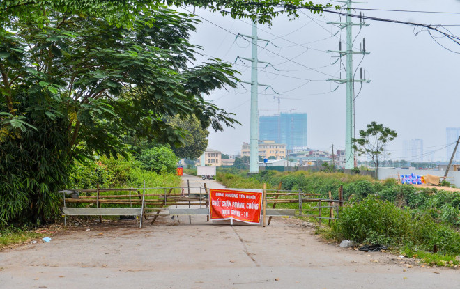 Những con đường đi vào khu vực phong toả đã được lực lượng chức năng dựng hàng rào "chốt cứng"