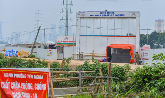 Lực lượng chức năng đã dựng lều ngay cạnh công trường xây dựng trên địa bàn phường Yên Nghĩa để kiểm soát công nhân ra vào khu vực phong toả