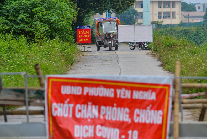 Nhiều người dân chở hàng qua đây phải quay đầu lại vì khu vực có "chốt cứng"