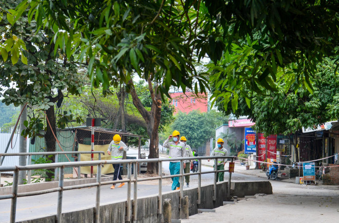 Tại khu vực này có nhiều công trường đang xây dựng, công nhân rất đông. Lực lượng chức năng cũng đã tăng cường nhân lực, hạn chế công nhân ra vào khu vực cách ly