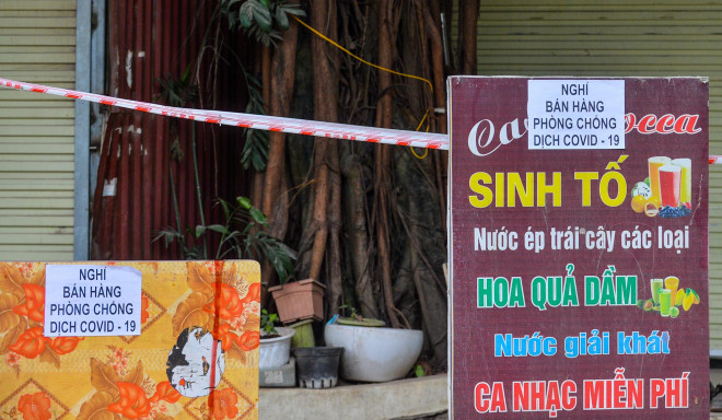 Một số quán ăn, nước ngọt... đã dán tờ thông báo "Nghỉ bán hàng, phòng chống dịch Covid-19"