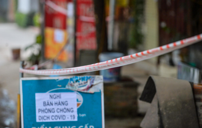 Tất cả những người dân ở khu vực căng dây đều được lực lượng chức năng thông báo hạn chế ra ngoài trừ trường hợp cấp bách
