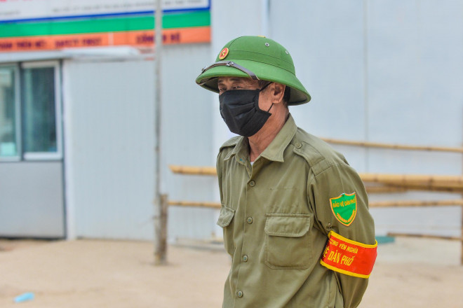 Một cán bộ đang trực tại điểm chốt cho biết: "Tại đây, nhân viên y tế đã lấy mẫu xét nghiệm Covid-19 cho nhiều công nhân, và chúng tôi đã dựng nhiều chốt hàng rào từ ngày 14-11 để kiểm soát công nhân trong khu vực phong toả đi ra ngoài"