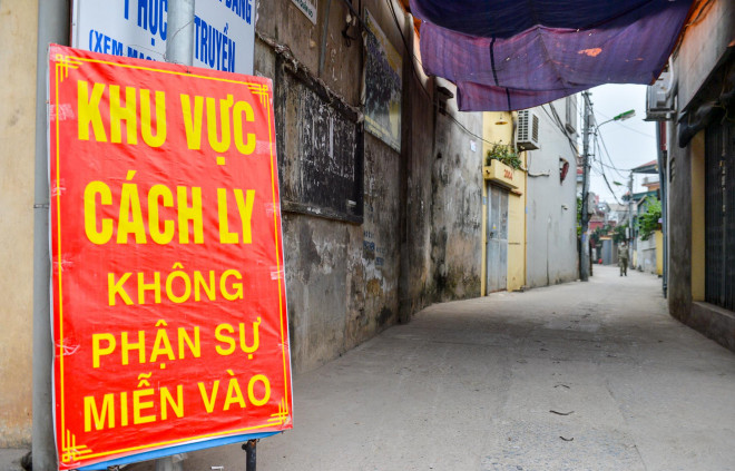 Một số con ngõ thuộc phường Yên Nghĩa đã dựng hàng rào phong toả và treo biển khu vực cách ly