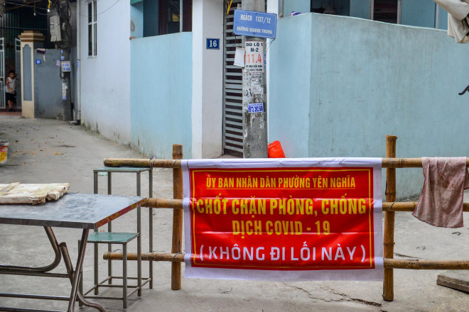 Lực lượng chức năng phường Yên Nghĩa lập nhiều "chốt cứng" tạm thời phong toả ngách 137/12 đường Quang Trung