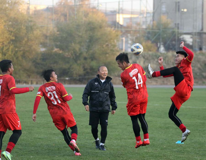 Các cầu thủ trẻ lên tuyển rất nhiều nhưng ngoài Hoàng Đức, có ai trụ được dưới mắt thầy Park? Ảnh: VFF