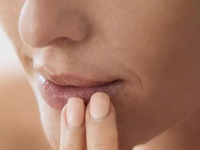 Làm đẹp - Trị môi thâm, không khó!